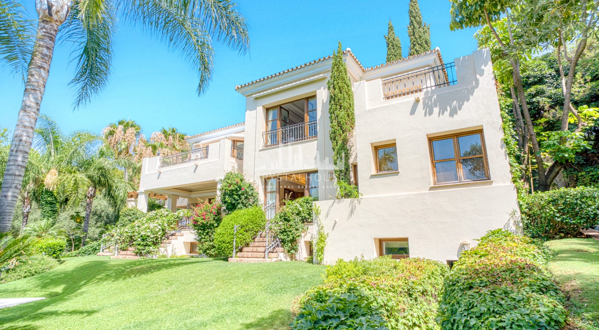 Elegant Six Bedroom, South-Facing Villa in Prestigious Lomas de Marbella Club