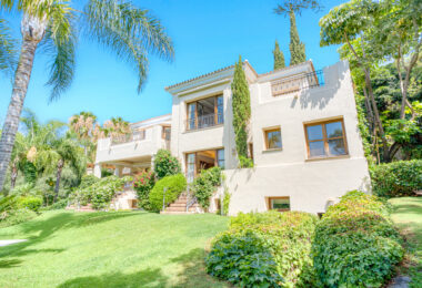 Elegant Six Bedroom, South-Facing Villa in Prestigious Lomas de Marbella Club