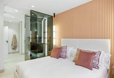 Beautiful beach front, south facing four bedroom apartment located in Los Granados del Mar on the New Golden Mile