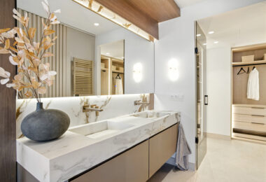 Beautiful beach front, south facing four bedroom apartment located in Los Granados del Mar on the New Golden Mile