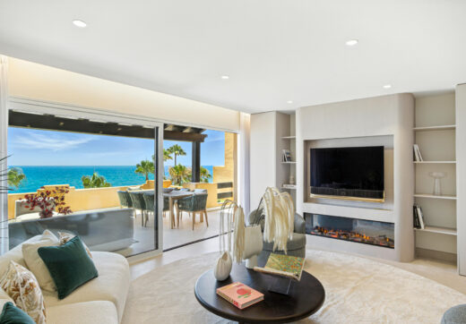 Beautiful beach front, south facing four bedroom apartment located in Los Granados del Mar on the New Golden Mile