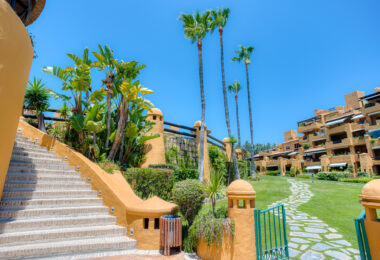 Beautiful beach front, south facing four bedroom apartment located in Los Granados del Mar on the New Golden Mile