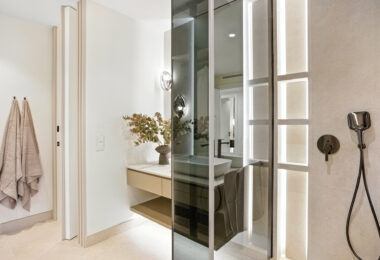 Beautiful beach front, south facing four bedroom apartment located in Los Granados del Mar on the New Golden Mile