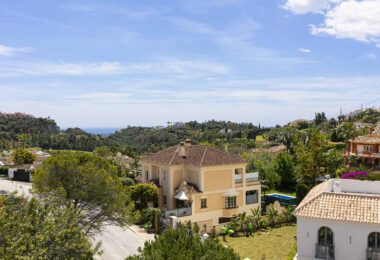 Beautiful south-facing, four bedroom townhouse in Los Almendros, part of the secure Los Arqueros Golf community in Benahavís