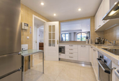 Beautiful south-facing, four bedroom townhouse in Los Almendros, part of the secure Los Arqueros Golf community in Benahavís
