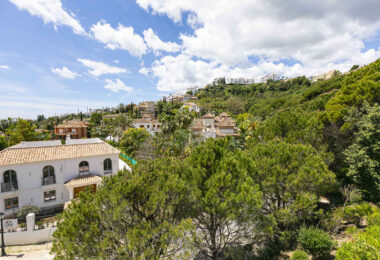 Beautiful south-facing, four bedroom townhouse in Los Almendros, part of the secure Los Arqueros Golf community in Benahavís