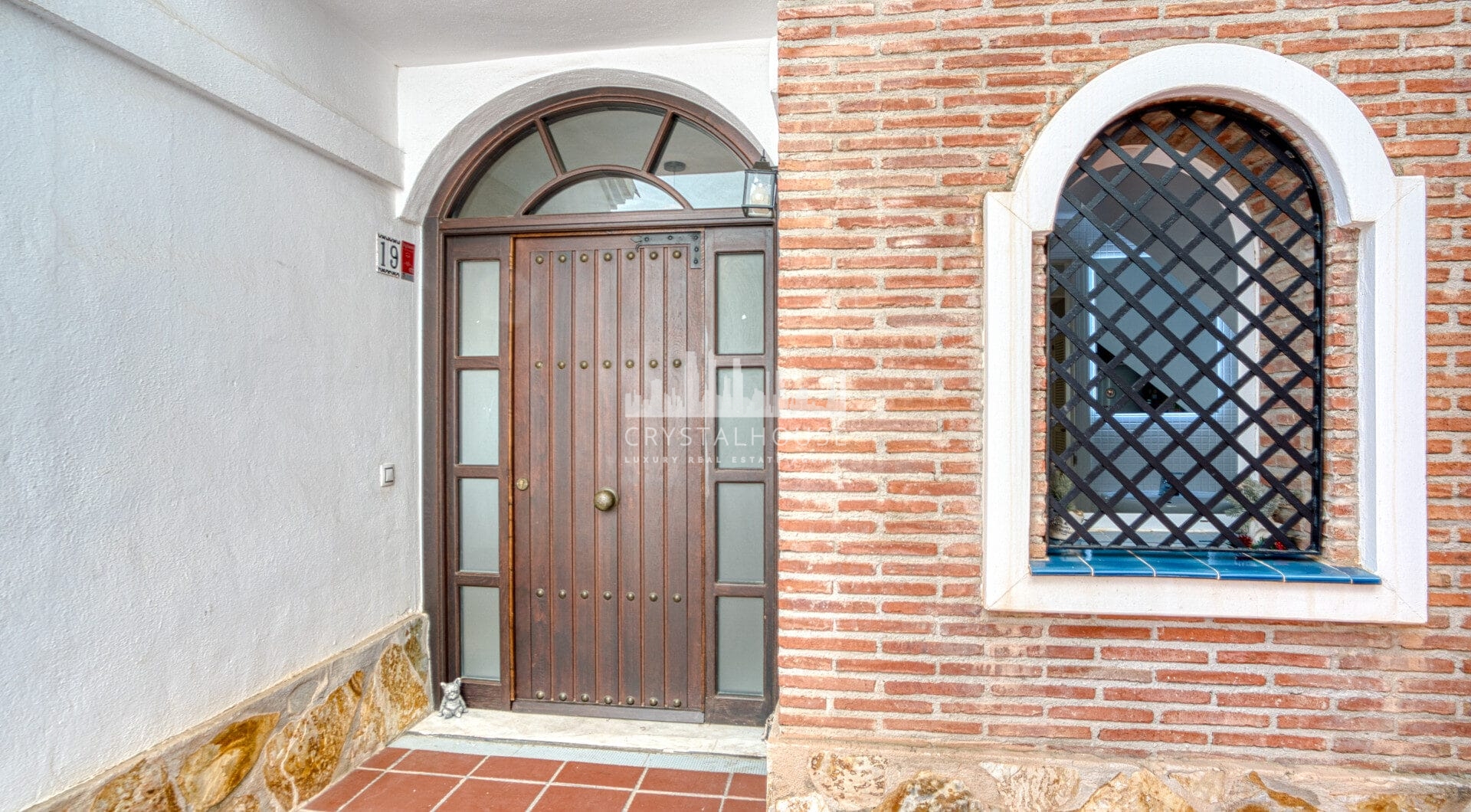 Stylish south west facing, three-bedroom semi detached townhouse located in Riviera del Sol