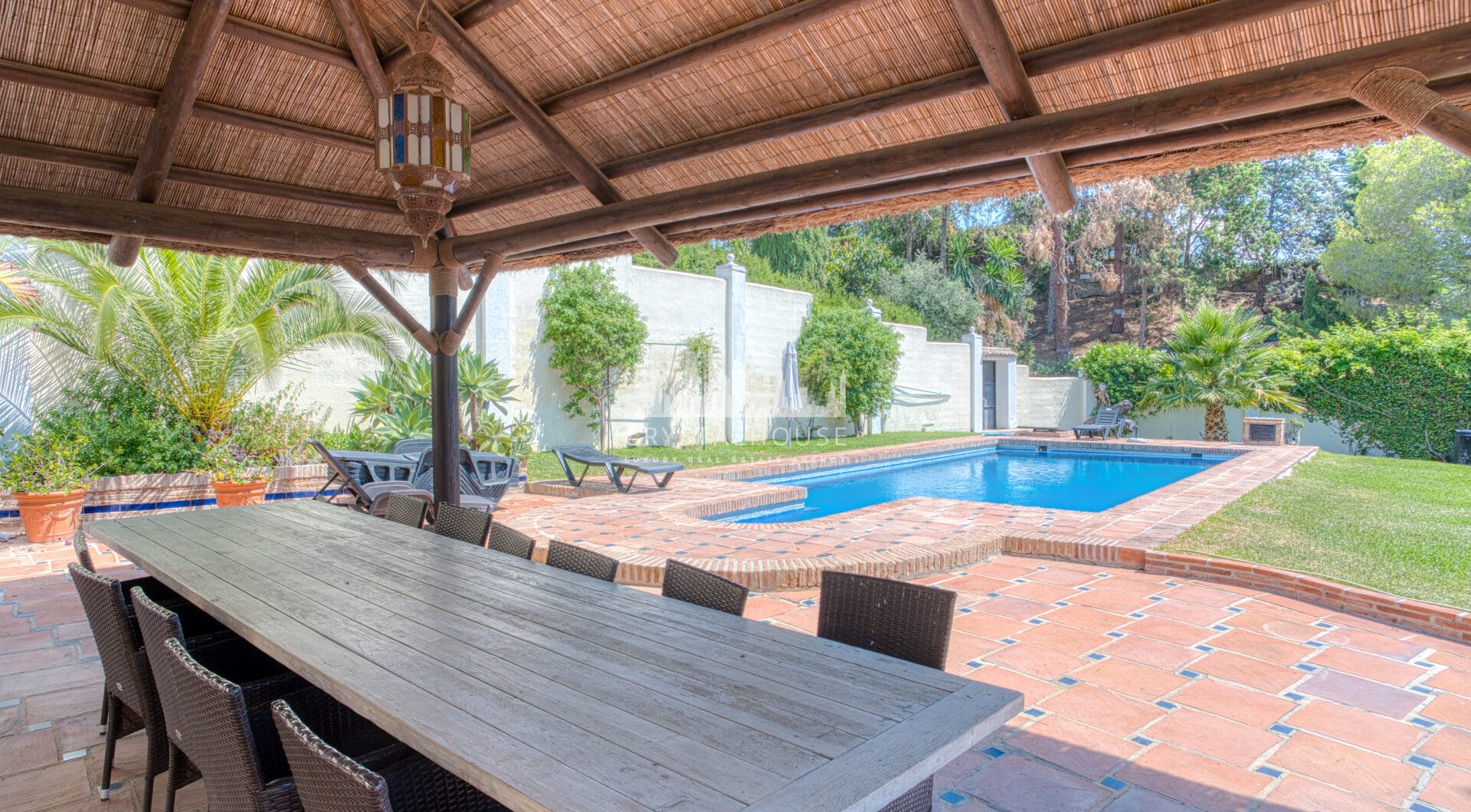Spacious seven-bedroom, south facing villa with sea views, located in the fantastic area of Estepona