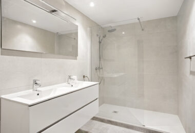 Spacious seven-bedroom, south facing villa with sea views, located in the fantastic area of Estepona