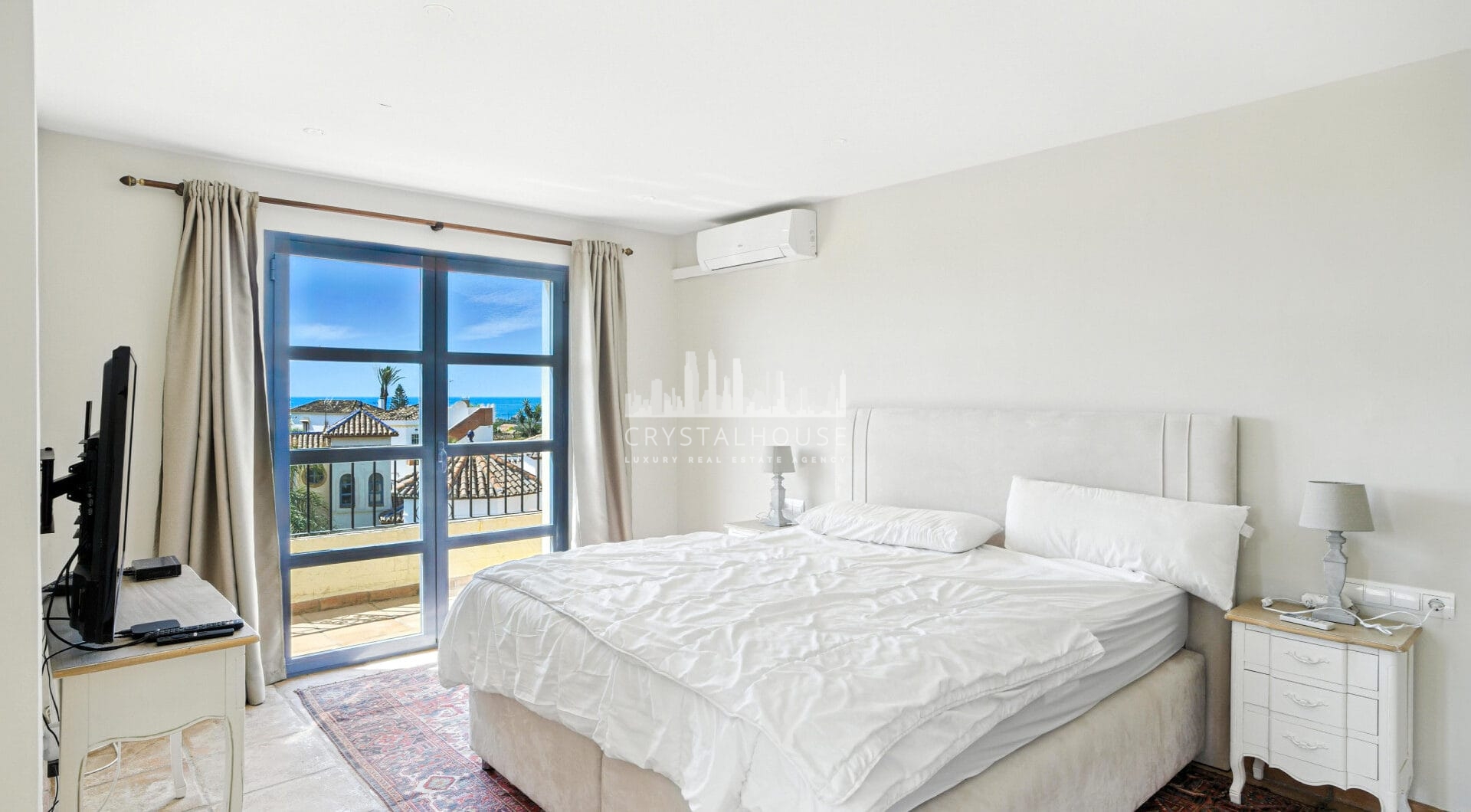 Spacious seven-bedroom, south facing villa with sea views, located in the fantastic area of Estepona