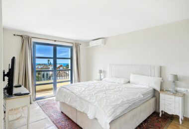 Spacious seven-bedroom, south facing villa with sea views, located in the fantastic area of Estepona