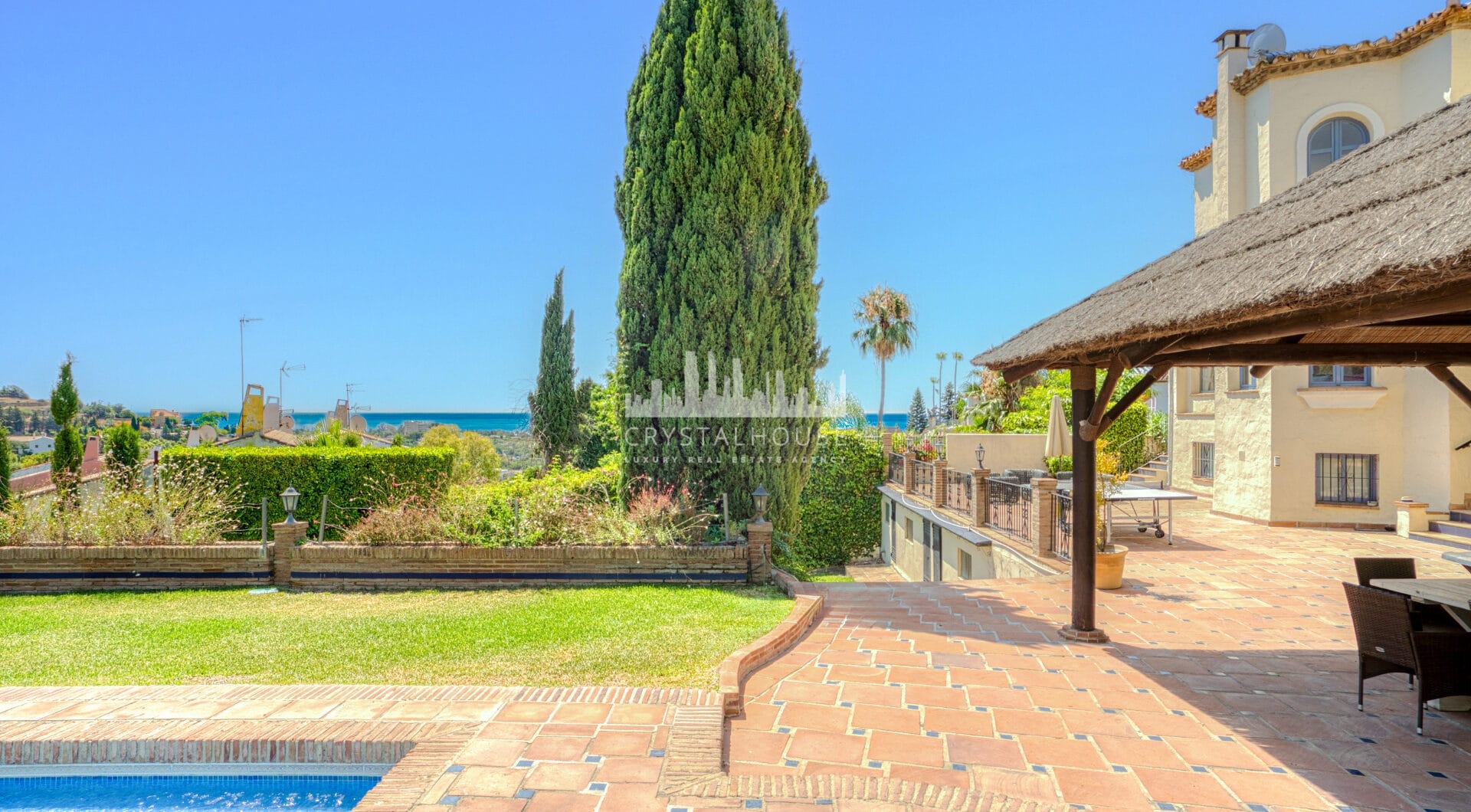 Spacious seven-bedroom, south facing villa with sea views, located in the fantastic area of Estepona