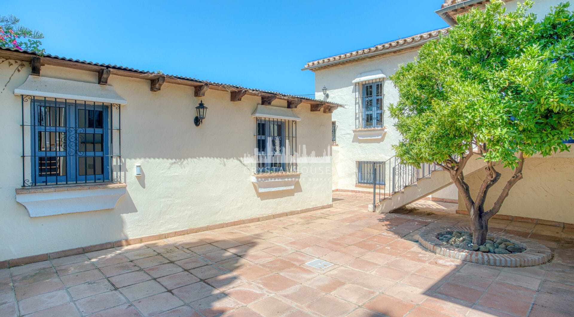 Spacious seven-bedroom, south facing villa with sea views, located in the fantastic area of Estepona