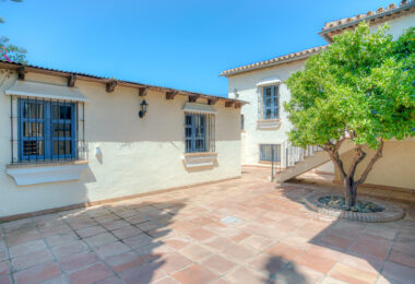 Spacious seven-bedroom, south facing villa with sea views, located in the fantastic area of Estepona