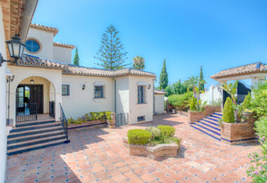 Spacious seven-bedroom, south facing villa with sea views, located in the fantastic area of Estepona