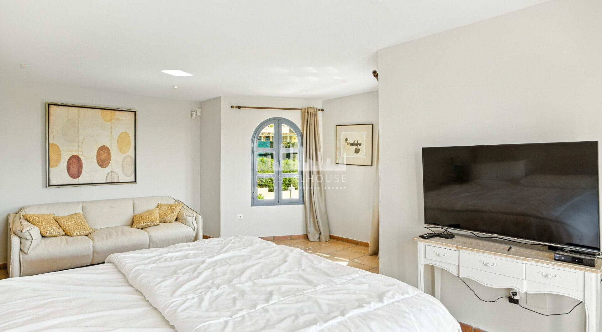 Spacious seven-bedroom, south facing villa with sea views, located in the fantastic area of Estepona
