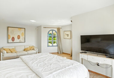 Spacious seven-bedroom, south facing villa with sea views, located in the fantastic area of Estepona