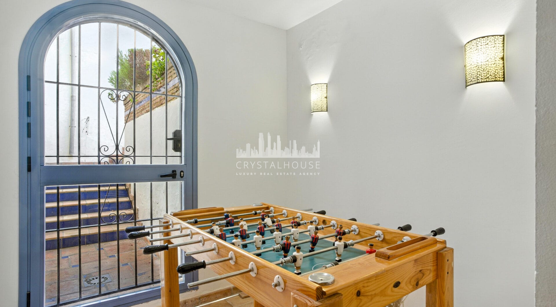 Spacious seven-bedroom, south facing villa with sea views, located in the fantastic area of Estepona