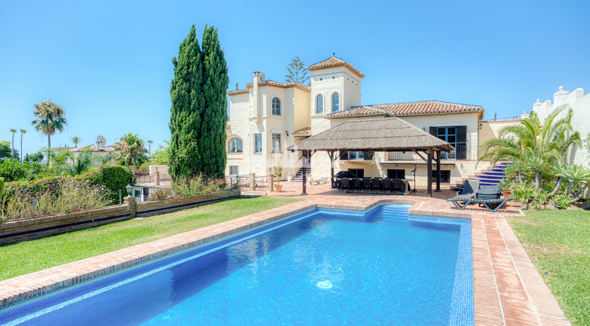 Spacious seven-bedroom, south facing villa with sea views, located in the fantastic area of Estepona