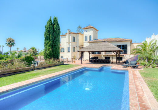 Spacious seven-bedroom, south facing villa with sea views, located in the fantastic area of Estepona