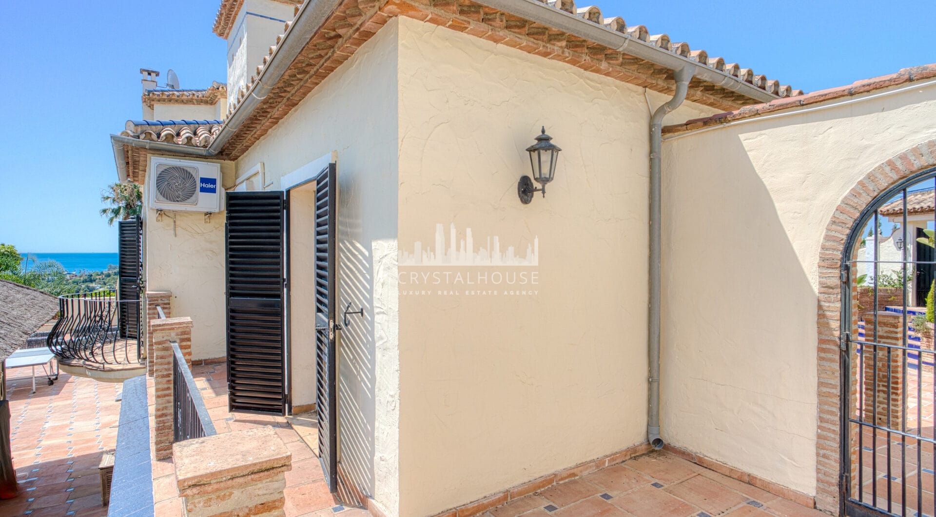 Spacious seven-bedroom, south facing villa with sea views, located in the fantastic area of Estepona
