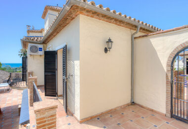 Spacious seven-bedroom, south facing villa with sea views, located in the fantastic area of Estepona