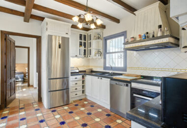 Spacious seven-bedroom, south facing villa with sea views, located in the fantastic area of Estepona