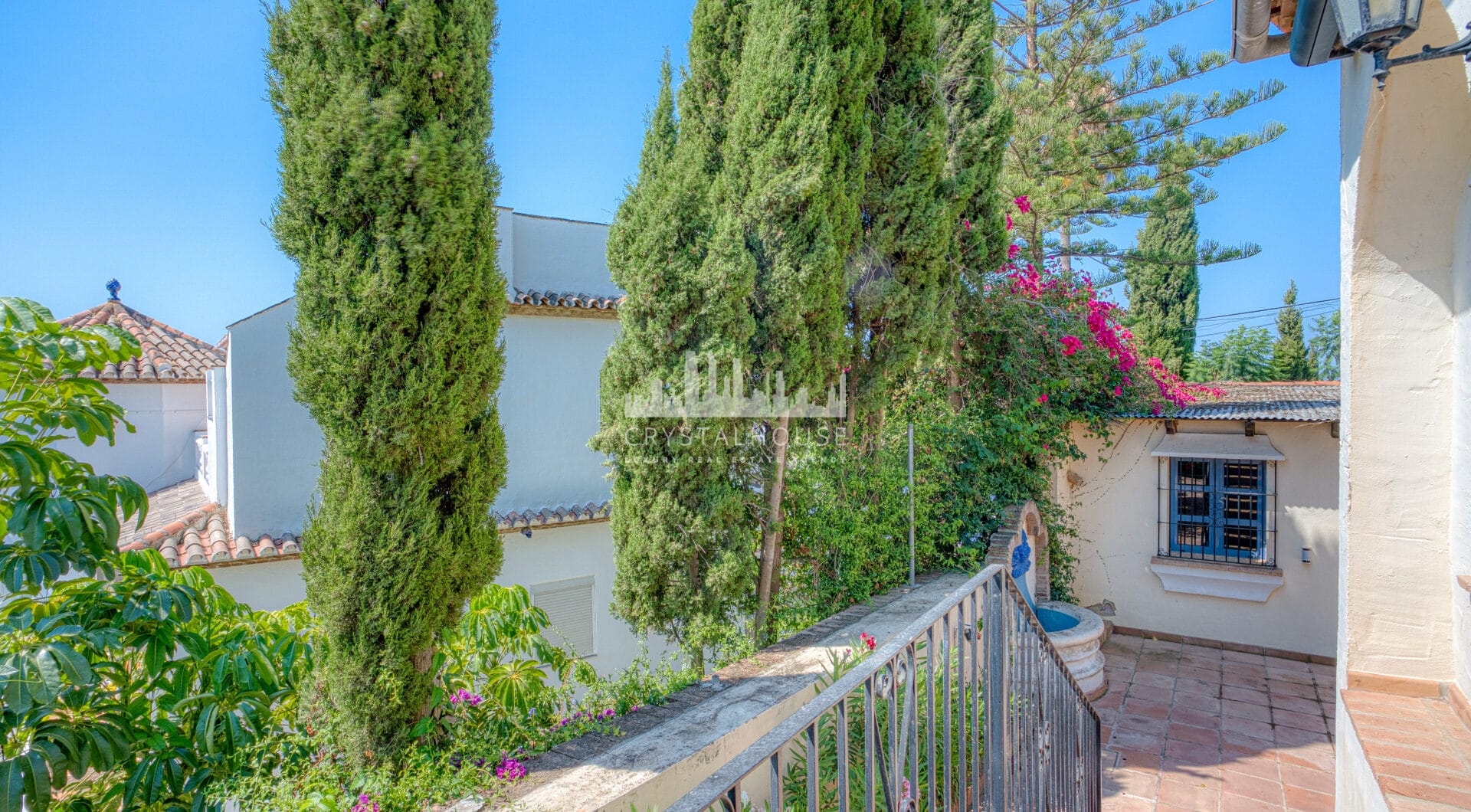 Spacious seven-bedroom, south facing villa with sea views, located in the fantastic area of Estepona