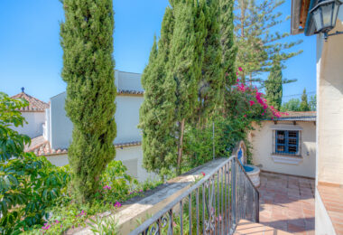 Spacious seven-bedroom, south facing villa with sea views, located in the fantastic area of Estepona