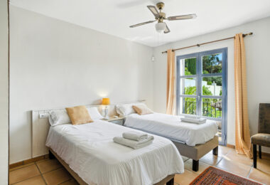 Spacious seven-bedroom, south facing villa with sea views, located in the fantastic area of Estepona