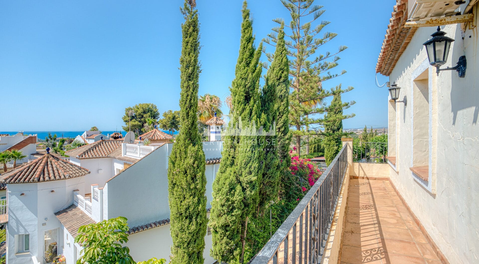 Spacious seven-bedroom, south facing villa with sea views, located in the fantastic area of Estepona