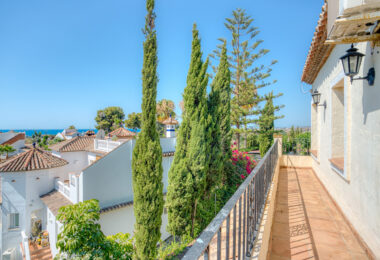 Spacious seven-bedroom, south facing villa with sea views, located in the fantastic area of Estepona