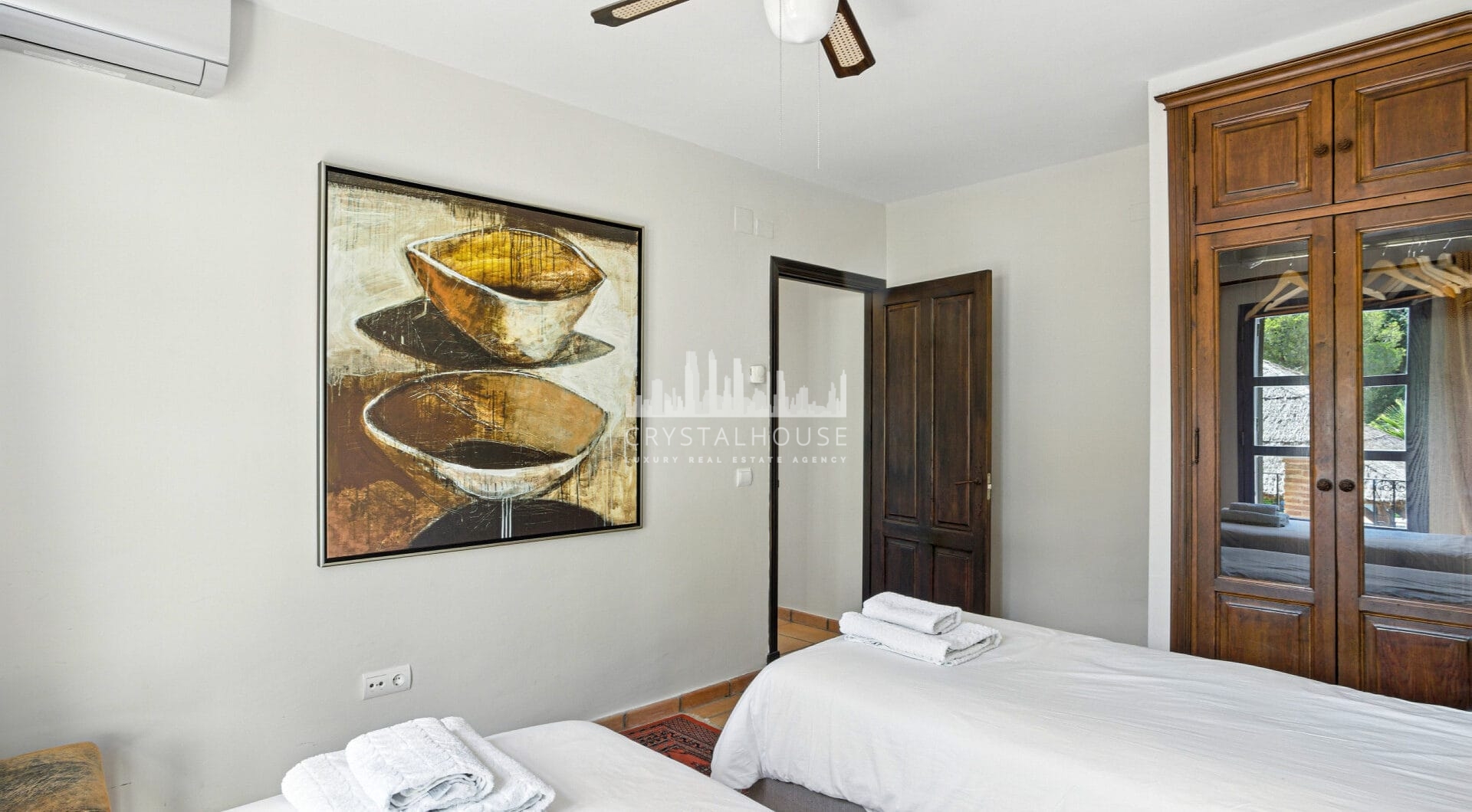 Spacious seven-bedroom, south facing villa with sea views, located in the fantastic area of Estepona