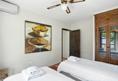 Spacious seven-bedroom, south facing villa with sea views, located in the fantastic area of Estepona
