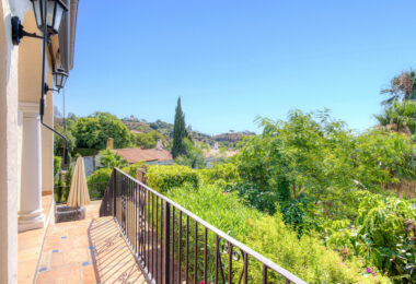 Spacious seven-bedroom, south facing villa with sea views, located in the fantastic area of Estepona