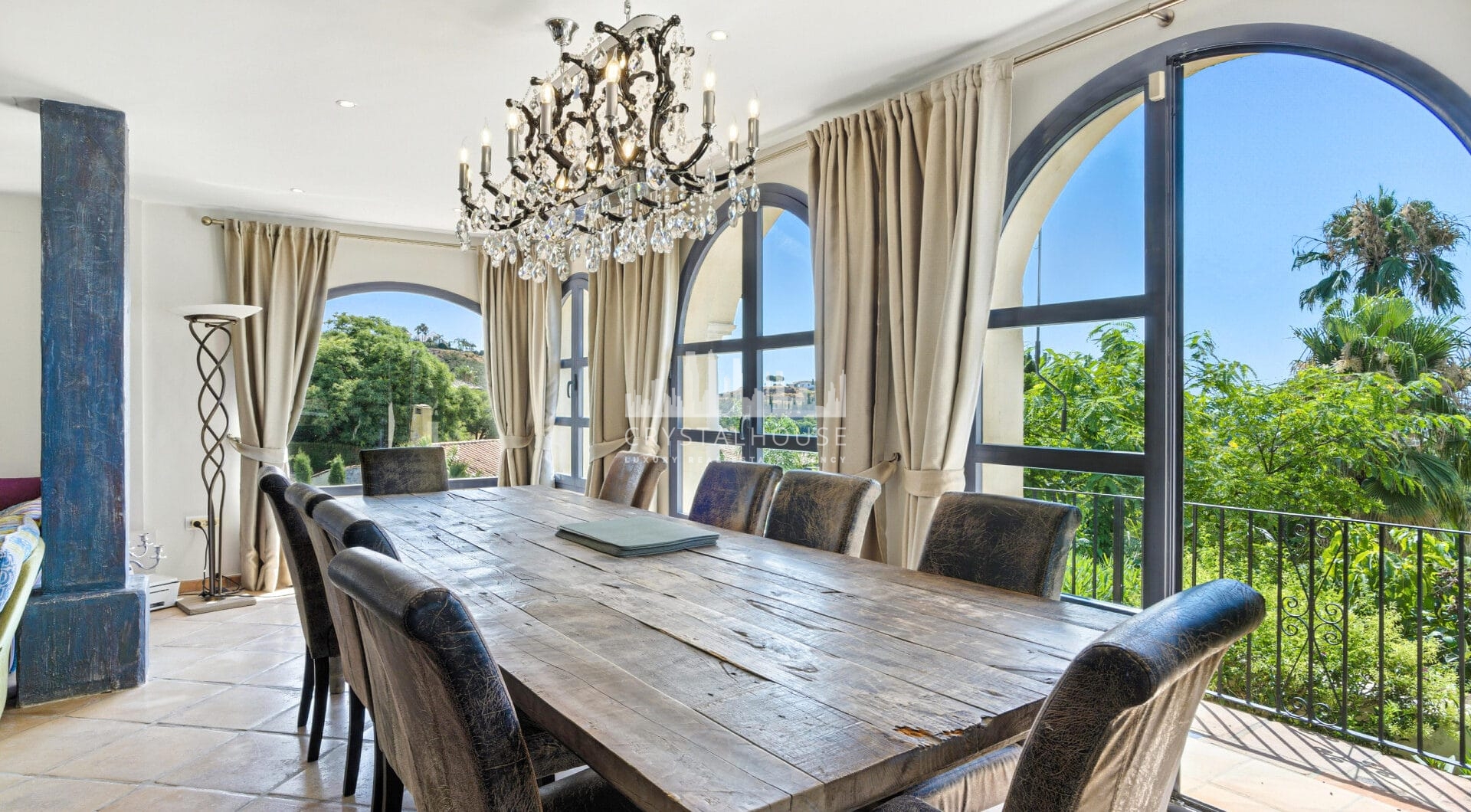 Spacious seven-bedroom, south facing villa with sea views, located in the fantastic area of Estepona