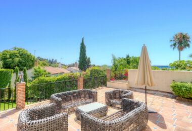 Spacious seven-bedroom, south facing villa with sea views, located in the fantastic area of Estepona