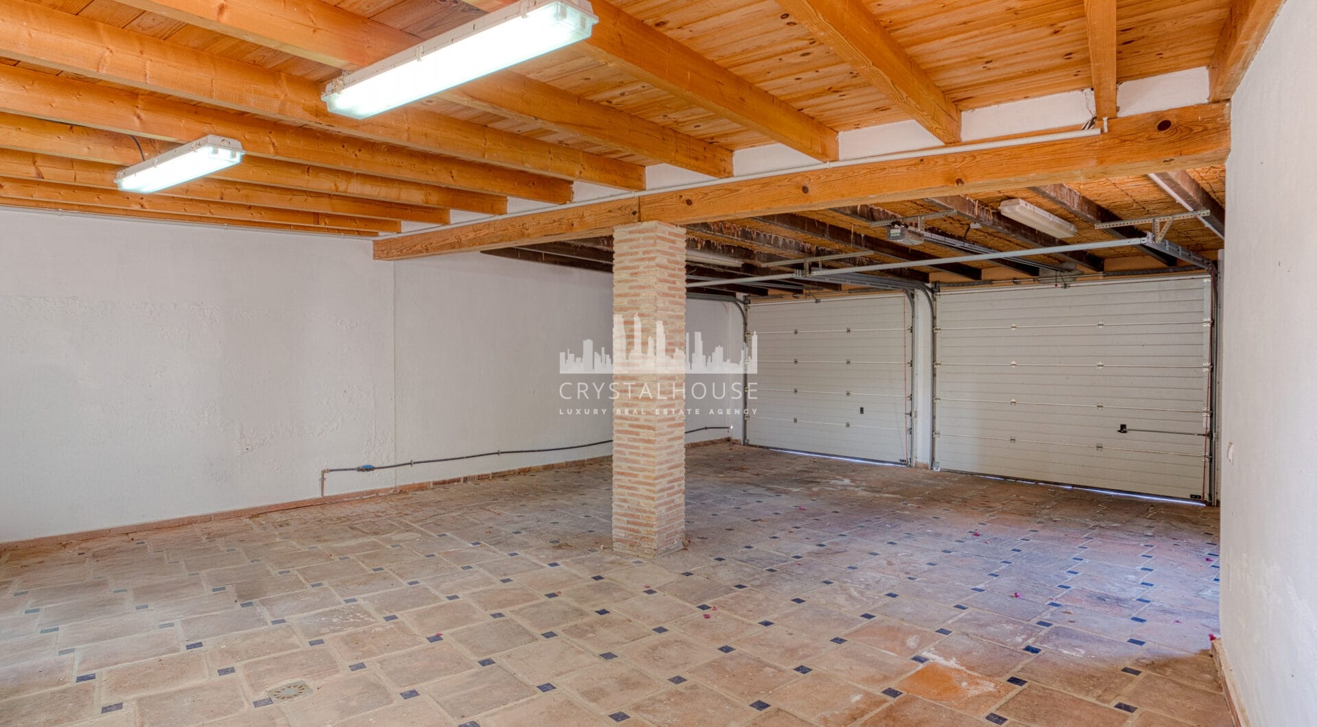 Spacious seven-bedroom, south facing villa with sea views, located in the fantastic area of Estepona