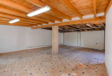 Spacious seven-bedroom, south facing villa with sea views, located in the fantastic area of Estepona