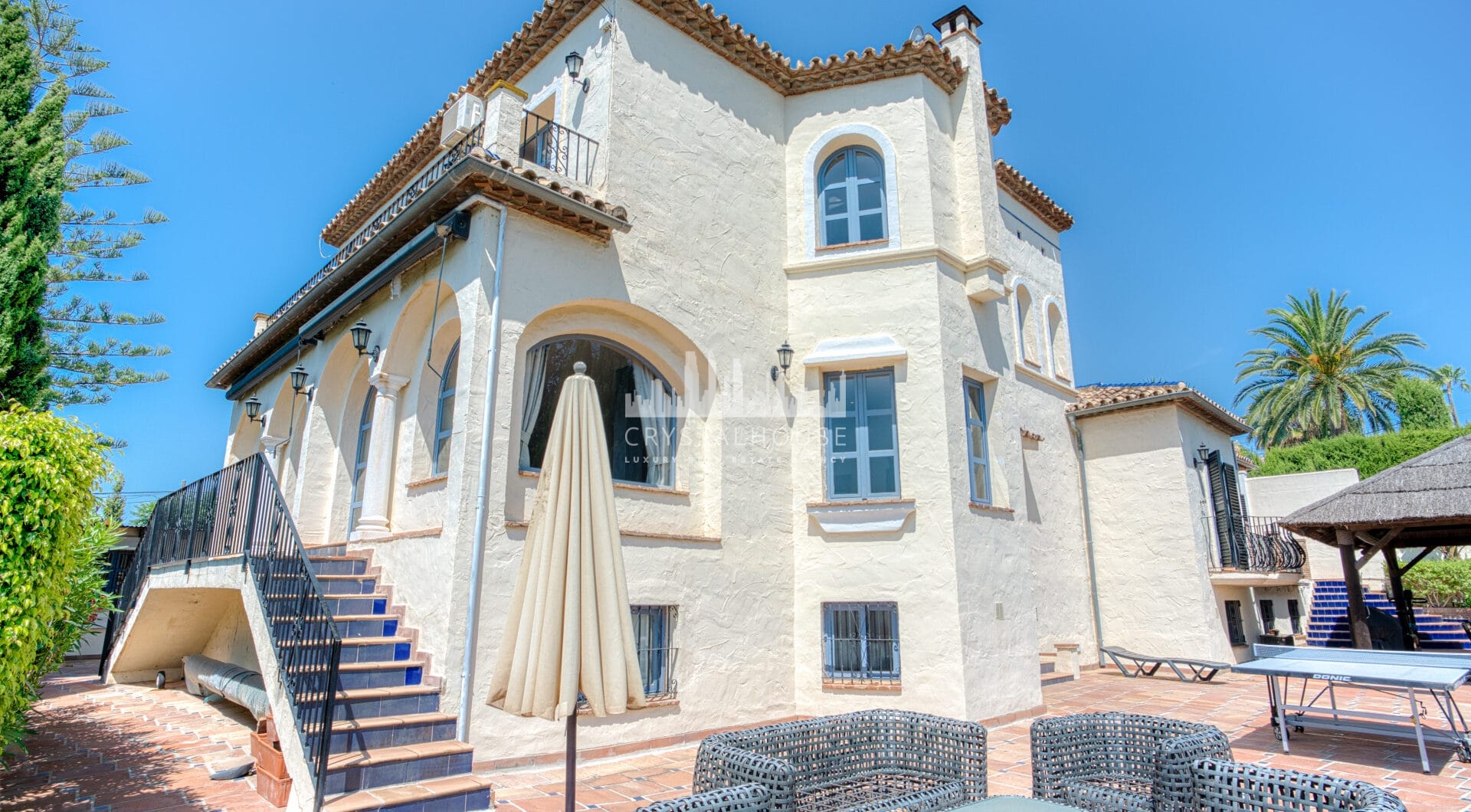 Spacious seven-bedroom, south facing villa with sea views, located in the fantastic area of Estepona