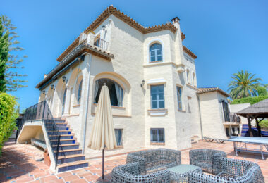 Spacious seven-bedroom, south facing villa with sea views, located in the fantastic area of Estepona