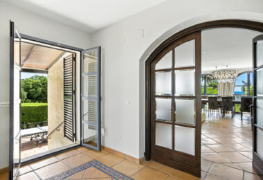 Spacious seven-bedroom, south facing villa with sea views, located in the fantastic area of Estepona