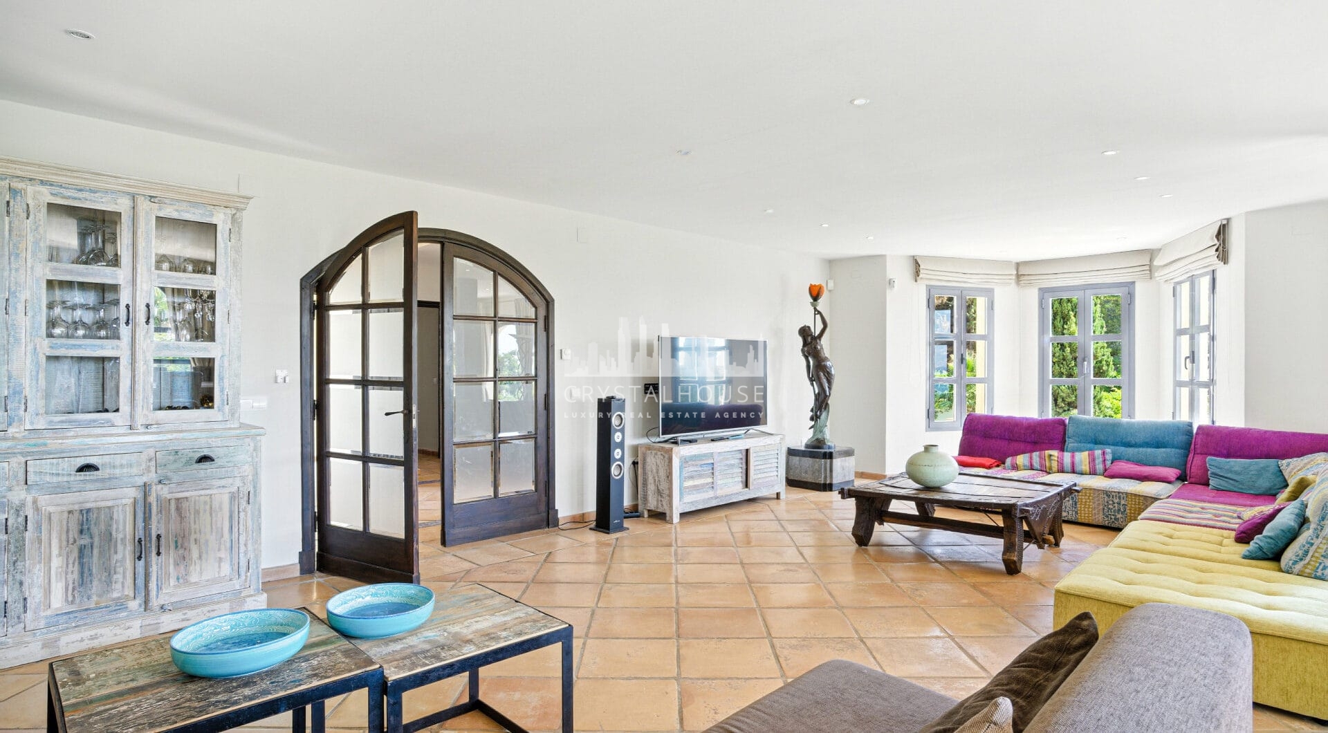Spacious seven-bedroom, south facing villa with sea views, located in the fantastic area of Estepona