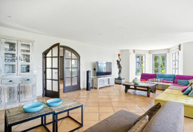 Spacious seven-bedroom, south facing villa with sea views, located in the fantastic area of Estepona