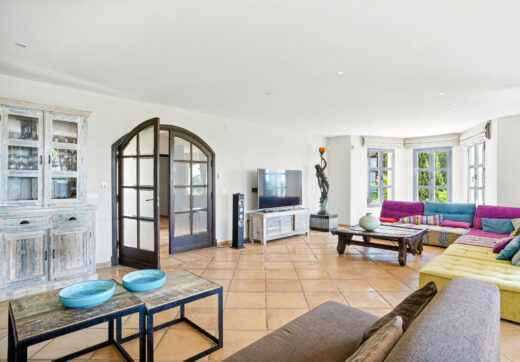 Spacious seven-bedroom, south facing villa with sea views, located in the fantastic area of Estepona