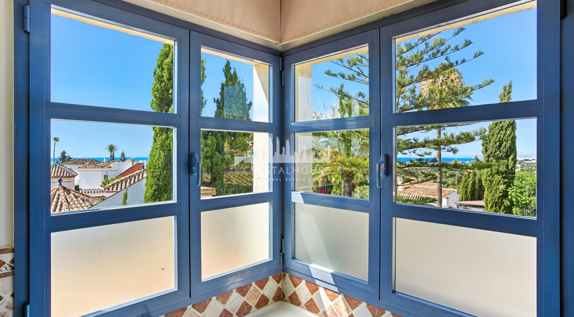 Spacious seven-bedroom, south facing villa with sea views, located in the fantastic area of Estepona