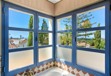 Spacious seven-bedroom, south facing villa with sea views, located in the fantastic area of Estepona