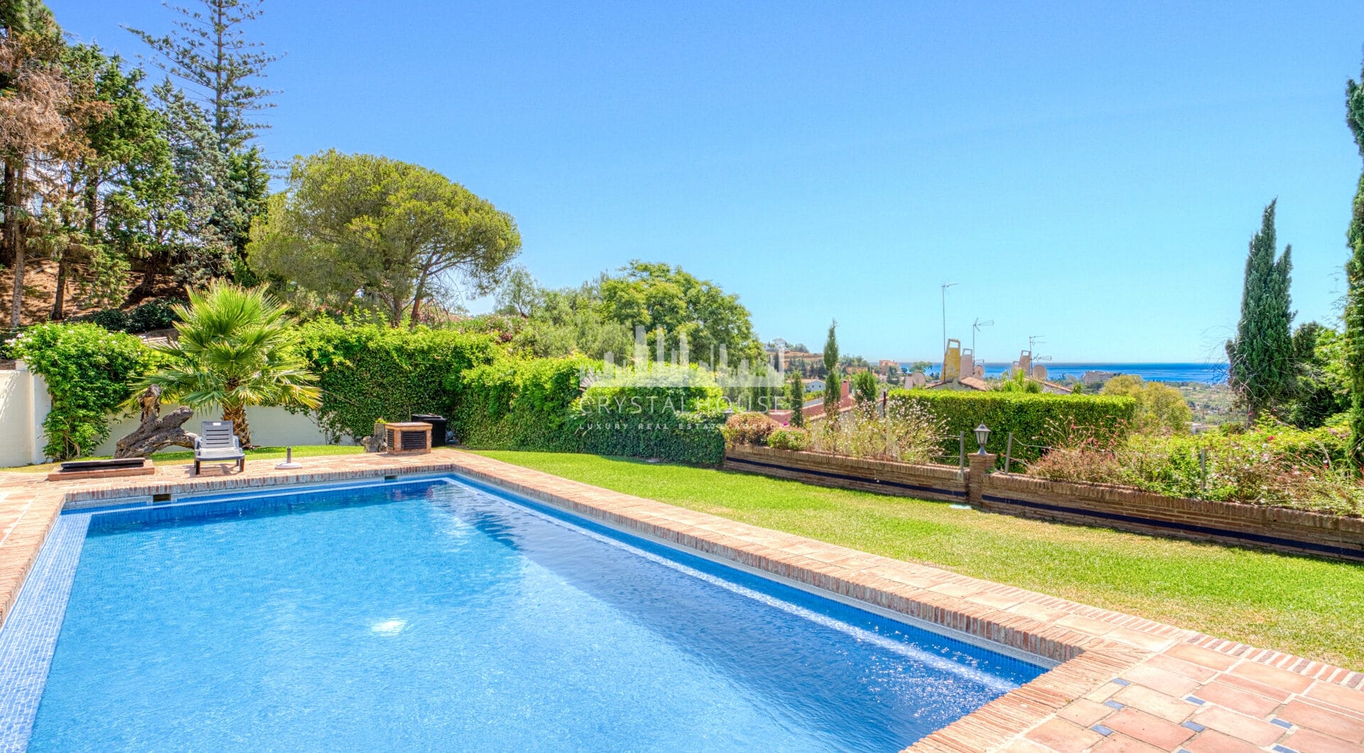 Spacious seven-bedroom, south facing villa with sea views, located in the fantastic area of Estepona