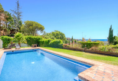 Spacious seven-bedroom, south facing villa with sea views, located in the fantastic area of Estepona