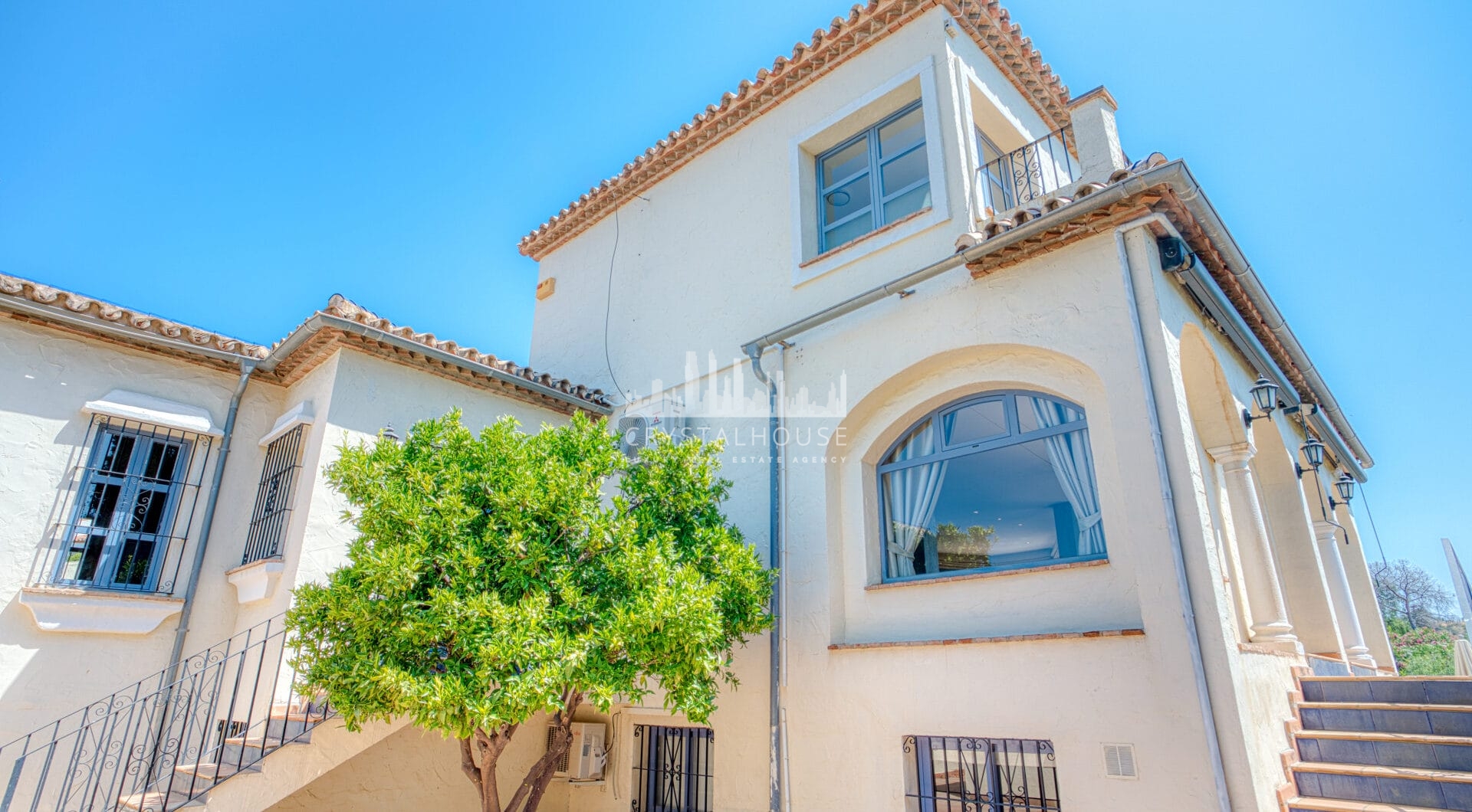 Spacious seven-bedroom, south facing villa with sea views, located in the fantastic area of Estepona